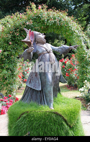 La sculpture de la reine rouge, Royal Horticultural Society Adventures in Wonderland, RHS Garden Wisley, Woking, Surrey, UK. 22 juillet au 31 août 2015. Événement soulignant le 150e anniversaire de l'ouvrage de Lewis Carroll, Alice's Adventures in Wonderland. Mad Hatter's Tea Party, pique-nique jardin sculpture trail, flamingo croquet, activités créatives pour les enfants, marionnettes et musique en direct. Jardin RHS Wisley, Woking, Surrey, Angleterre, Grande-Bretagne, Royaume-Uni, UK, Europe. Crédit : Ian bouteille/Alamy Live News Banque D'Images