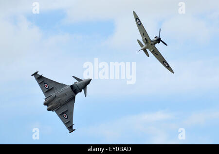 Supermarine Spitfire et de l'Eurofighter Typhoon, tant dans la bataille d'Angleterre de la RAF, l'affichage de couleurs ensemble Au RIAT 2015, Fairford, UK. Crédit : Antony l'ortie/Alamy Live News Banque D'Images