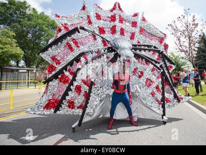 Toronto, Canada. 18 juillet, 2015. Un garçon habillé effectue avec sa flotte au cours de la Parade de la Junior 2015 Caribbean Carnival annuelle de Toronto à Toronto, Canada, le 18 juillet 2015. En tant que plus grand défilé Junior du genre en Amérique du Nord, des milliers d'enfants costumés ont pris part à cette parade annuelle le samedi. Credit : Zou Zheng/Xinhua/Alamy Live News Banque D'Images