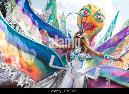 Toronto, Canada. 18 juillet, 2015. Une fille habillé effectue avec elle au cours de l'équilibrage de la Parade Junior 2015 Caribbean Carnival annuelle de Toronto à Toronto, Canada, le 18 juillet 2015. En tant que plus grand défilé Junior du genre en Amérique du Nord, des milliers d'enfants costumés ont pris part à cette parade annuelle le samedi. Credit : Zou Zheng/Xinhua/Alamy Live News Banque D'Images