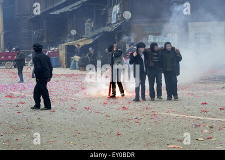 Le lendemain de la fête de mariage, village Dong de Huanggang, province de Guizhou, Chine Banque D'Images