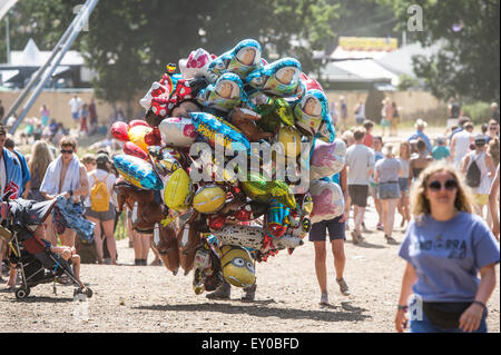 Hélium ballon vendeur au Latitude Festival 2015 Banque D'Images