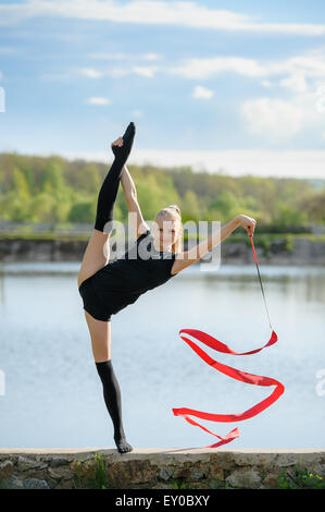 Teen Gymnast faisant partage vertical Banque D'Images