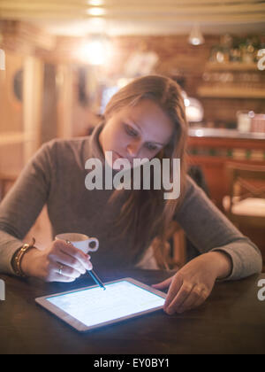 Woman with Tablet PC et stylet dans Cafe Banque D'Images