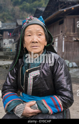 Portrait d'une vieille femme dans une tenue traditionnelle Dong dans village Dong de Huanggang, province de Guizhou, Chine Banque D'Images