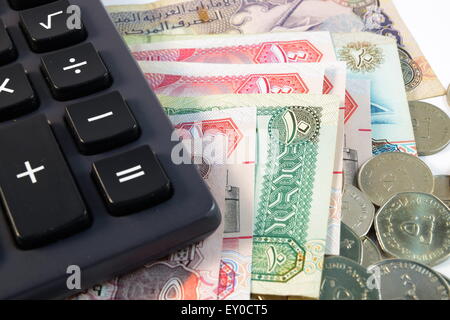 Close up de divers billets et pièces de monnaie Emirats Arabes Unis avec la calculatrice Banque D'Images
