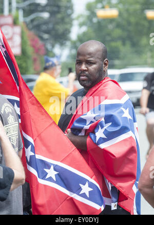 Graham, North Carolina, USA. 18 juillet, 2015. Rally participants, certaines portant des symboles confédérés et agitaient des drapeaux confédérés, se sont réunies à l'occasion du site Alamance County Courthouse à l'appui de la Confederate monument pendant les ''Rallye pour notre monument''Â au centre-ville de Graham, N.C. le 18 juillet 2015. L'événement, qui a attiré plus de 1 500 personnes, a été créé en réponse à la controverse entourant le drapeau confédéré bataille en Caroline du Sud et de citoyens de Alamance Comté a l'intention de demander l'enlèvement du monument. Rally participants, certaines portant des symboles d'un confédéré Banque D'Images