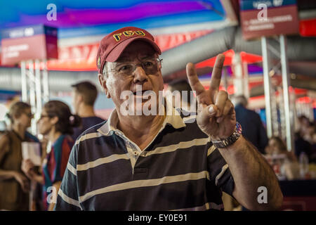 Barcelone, Catalogne, Espagne. 18 juillet, 2015. Un membre du FC Barcelona affiche le signe de la victoire après avoir lancé son vote à l'élection présidentielle du club au Camp Nou © Matthias Rickenbach/ZUMA/ZUMAPRESS.com/Alamy fil Live News Banque D'Images