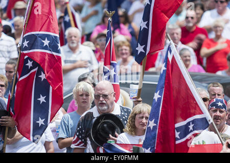 Graham, North Carolina, USA. 18 juillet, 2015. Rally participant dire serment d'allégeance au palais de justice du comté de Alamance historique à l'appui de la Confederate monument pendant le rallye pour 'Notre' Monument au centre-ville de Graham. © Sean Meyers/ZUMA/Alamy Fil Live News Banque D'Images