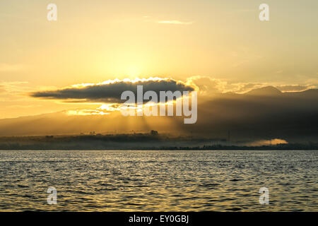 Bateaux de pêcheurs d'entrer dans l'océan au lever du soleil, moment près de plage de Lovina à Bali, Indonésie. Impression photo horizontale. Banque D'Images