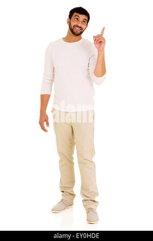 Heureux homme pointant vers le haut sur fond blanc Banque D'Images