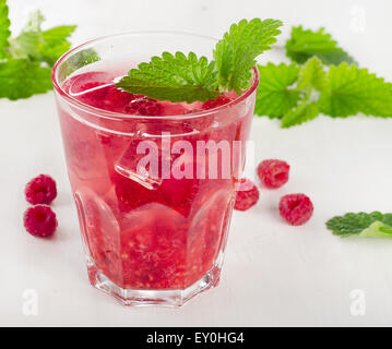 Boisson froide avec des framboises, de la glace et la menthe. Selective focus Banque D'Images