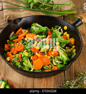 Des légumes sautées dans une poêle . Selective focus Banque D'Images