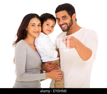 Belle famille indienne pointant à l'appareil photo sur fond blanc Banque D'Images