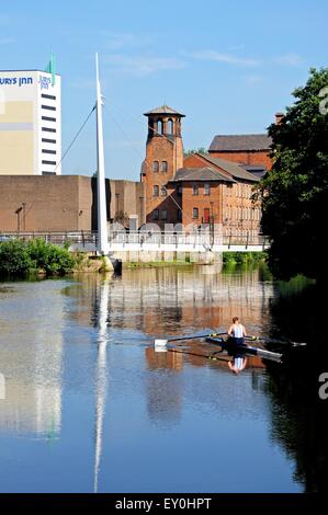 Afficher le long de la rivière Derwent montrant la Cathédrale avec la passerelle verte moulin à soie à l'arrière, Derby, England, UK. Banque D'Images