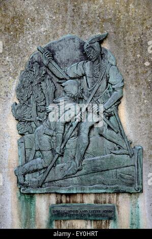 Plaque sur le mur de château montrant Robin Hood and Little John combats sur un pont, Nottingham, Nottinghamshire, Angleterre, Royaume-Uni. Banque D'Images