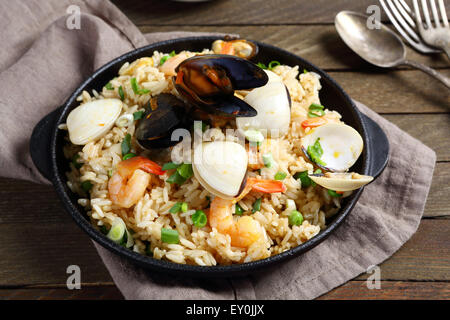 Riz avec des fruits de mer dans une poêle, de l'alimentation Banque D'Images