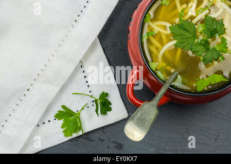 Soupe de poulet aux vermicelles claires Banque D'Images