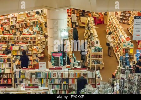 Dymocks Bookstore en dessous du niveau de la rue, Collins Street, Melbourne Banque D'Images