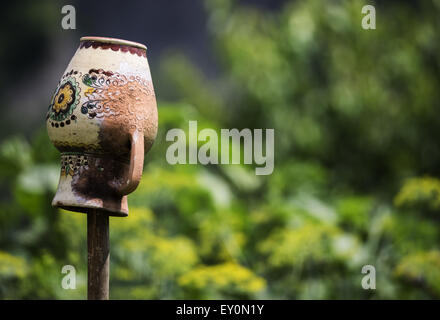 17 juillet 2015 - vieille cruche d'argile, mettre sur un bâton dans le jardin © Igor Golovniov/ZUMA/Alamy Fil Live News Banque D'Images