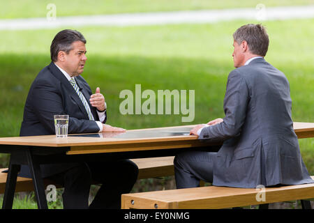 Document - un document photo disponible le 18 juillet 2015, indique le ministre allemand de l'économie, et chef du parti SPD, Sigmar Gabriel (l) parle à la journaliste et présentateur de nouvelles au cours de l'émission télévisée Thomas Walde ZDF summer interview de chaîne de télévision publique allemande ZDF à Erkerode, Allemagne. L'entrevue sera diffusée au cours de la 'Berlin direkt' news salon sur ZDF le 19 juillet 2015. Photo : Karsten Socher/ZDF/dpa (à l'ATTENTION DES RÉDACTEURS : POUR UN USAGE ÉDITORIAL UNIQUEMENT EN LIAISON AVEC L'ÉTABLISSEMENT DE RAPPORTS SUR LA ZDF-ÉTÉ INTERVIEW/PAS DE VENTES/crédits obligatoires : Photo : Karsten Socher/ZDF/DPA) Banque D'Images