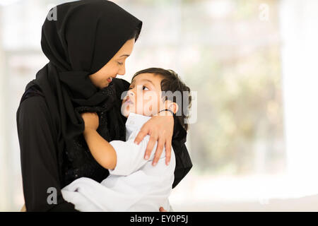 Heureuse mère musulmane et baby boy Banque D'Images