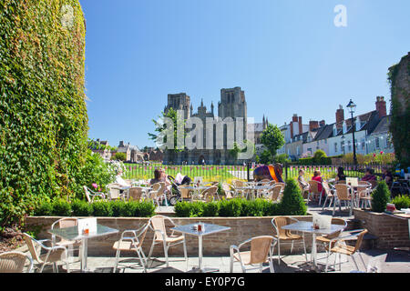 Le magnifique à l'ouest devant la Cathédrale et terrasse de l'hôtel Swan dans Wells, Somerset, England, UK Banque D'Images