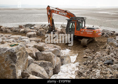 Construction de machines rochers de défenses côtières à Swansea, West Glamorgan, Pays de Galles, Royaume-Uni Banque D'Images