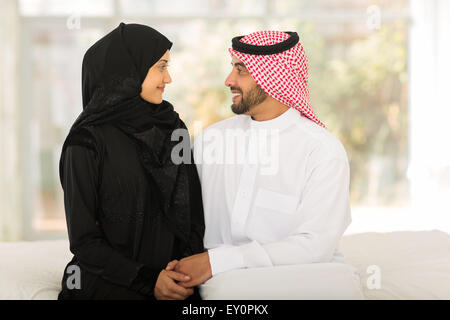 L'arabe romantique couple sitting on bed Banque D'Images