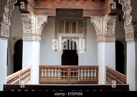 Détails richement sculptée, medersa Ben Youssef Collège islamique historique à Marrakech, Maroc Banque D'Images