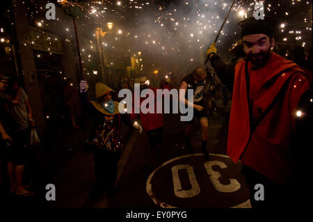 Diables Catalan et fêtards s'exécuter au milieu de feu par les rues de l'du Raval dans Barcelona-Spain pendant un correfoc. Banque D'Images