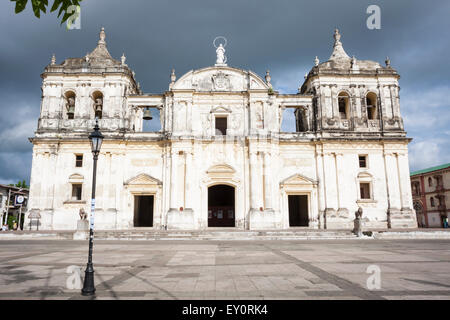 Façade principale de la cathédrale de León, Nicaragua Banque D'Images