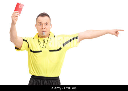 Arbitre de football en colère montrant une carte rouge et en pointant avec sa main isolé sur fond blanc Banque D'Images