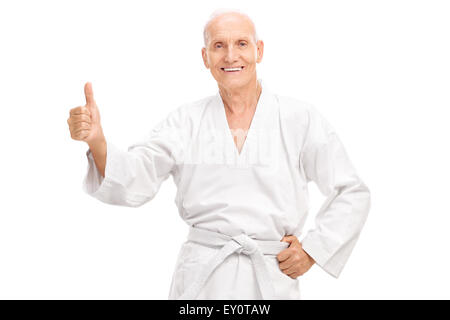 Man dans un kimono blanc donnant un pouce vers le haut et souriant isolé sur fond blanc Banque D'Images