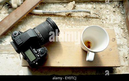 Et l'appareil photo sur la tasse de café de la construction site Banque D'Images