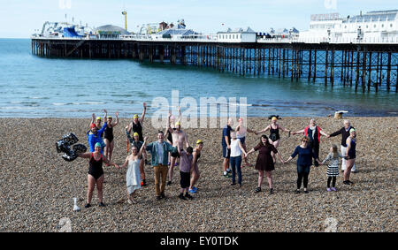 Brighton, UK. 19 juillet, 2015. Fiona l'Angleterre sur la gauche sur le point de lancer son défi 50k piscine sur la plage de Brighton, tôt ce matin. Fiona vise à nager 50k en 5 nages dans le pays tous les lieux en plein air dans l'eau froide de Brighton à la Lake District avant son 50e anniversaire afin de recueillir des fonds pour la charité étonner . Son fils de 11 ans Dan a le syndrome de Down a été là pour lui remonter le long de avec d'autres nageurs locaux et les membres de sa famille : Crédit Simon Dack/Alamy Live News Banque D'Images