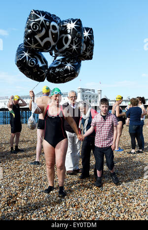 Brighton, Royaume-Uni. 19th juillet 2015. Fiona Angleterre avec son fils sur le point de lancer son défi de natation en plein air 50k sur Brighton Beach tôt ce matin. Fiona vise à nager 50k dans 5 nageurs autour du pays tous dans des lieux d'eau froide en plein air de Brighton au Lake District avant son anniversaire de 50th pour recueillir de l'argent pour la charité d'Amaze . Son fils de 11 ans a le syndrome de Downs était là pour l'encourager avec d'autres nageurs locaux et des membres de sa famille Credit: Simon Dack/Alay Live News Banque D'Images