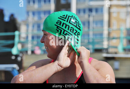 Brighton, UK. 19 juillet, 2015. Fiona l'Angleterre lance son 50k piscine défi avec une baignade autour de la jetée de Brighton tôt ce matin Fiona vise à nager 50k en 5 nages dans le pays tous les lieux en plein air dans l'eau froide de Brighton à la Lake District avant son 50e anniversaire afin de recueillir des fonds pour la charité étonner . Son fils de 11 ans Dan a le syndrome de Down a été là pour lui remonter le long de avec d'autres nageurs locaux et les membres de sa famille : Crédit Simon Dack/Alamy Live News Banque D'Images