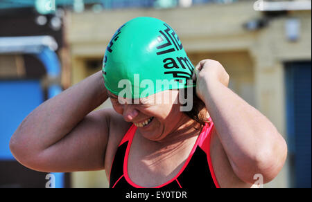 Brighton, UK. 19 juillet, 2015. Fiona l'Angleterre lance son 50k piscine défi avec une baignade autour de la jetée de Brighton tôt ce matin Fiona vise à nager 50k en 5 nages dans le pays tous les lieux en plein air dans l'eau froide de Brighton à la Lake District avant son 50e anniversaire afin de recueillir des fonds pour la charité étonner . Son fils de 11 ans Dan a le syndrome de Down a été là pour lui remonter le long de avec d'autres nageurs locaux et les membres de sa famille : Crédit Simon Dack/Alamy Live News Banque D'Images