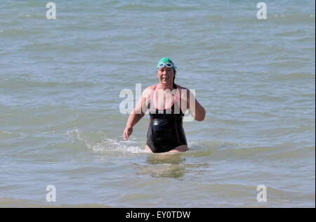 Brighton, UK. 19 juillet, 2015. Fiona l'Angleterre lance son 50k piscine défi avec une baignade autour de la jetée de Brighton tôt ce matin Fiona vise à nager 50k en 5 nages dans le pays tous les lieux en plein air dans l'eau froide de Brighton à la Lake District avant son 50e anniversaire afin de recueillir des fonds pour la charité étonner . Son fils de 11 ans Dan a le syndrome de Down a été là pour lui remonter le long de avec d'autres nageurs locaux et les membres de sa famille : Crédit Simon Dack/Alamy Live News Banque D'Images