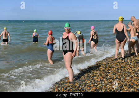 Brighton, UK. 19 juillet, 2015. Fiona l'Angleterre lance son 50k piscine défi avec une baignade autour de la jetée de Brighton tôt ce matin Fiona vise à nager 50k en 5 nages dans le pays tous les lieux en plein air dans l'eau froide de Brighton à la Lake District avant son 50e anniversaire afin de recueillir des fonds pour la charité étonner . Son fils de 11 ans Dan a le syndrome de Down a été là pour lui remonter le long de avec d'autres nageurs locaux et les membres de sa famille : Crédit Simon Dack/Alamy Live News Banque D'Images