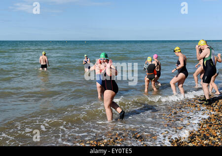 Brighton, UK. 19 juillet, 2015. Fiona l'Angleterre lance son 50k piscine défi avec une baignade autour de la jetée de Brighton tôt ce matin Fiona vise à nager 50k en 5 nages dans le pays tous les lieux en plein air dans l'eau froide de Brighton à la Lake District avant son 50e anniversaire afin de recueillir des fonds pour la charité étonner . Son fils de 11 ans Dan a le syndrome de Down a été là pour lui remonter le long de avec d'autres nageurs locaux et les membres de sa famille : Crédit Simon Dack/Alamy Live News Banque D'Images