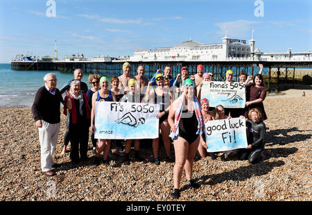 Brighton, UK. 19 juillet, 2015. Fiona l'Angleterre lance son 50k piscine défi avec une baignade autour de la jetée de Brighton tôt ce matin Fiona vise à nager 50k en 5 nages dans le pays tous les lieux en plein air dans l'eau froide de Brighton à la Lake District avant son 50e anniversaire afin de recueillir des fonds pour la charité étonner . Son fils de 11 ans Dan a le syndrome de Down a été là pour lui remonter le long de avec d'autres nageurs locaux et les membres de sa famille : Crédit Simon Dack/Alamy Live News Banque D'Images