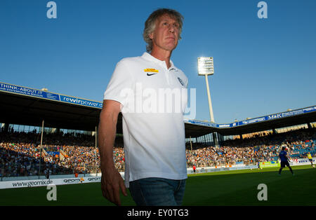 Bochum, Allemagne. 17 juillet, 2015. L'entraîneur de Bochum Gertjan Verbeek photographié pendant la coupe test match vs VfL Bochum Borussia Dortmund à Bochum, Allemagne, 17 juillet 2015. Photo : Guido Kirchner/dpa/Alamy Live News Banque D'Images