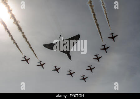 Avro Vulcan B2 XH558 rejoint en formation rare l'équipe d'affichage de la RAF les Red Arrows pour un flycast Banque D'Images