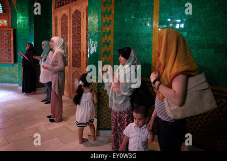 Les femmes musulmanes en priant devant le tombeau d'Ukeyma Khanum (un descendant de Muhammad) à l'intérieur de la mosquée de Bibi-Heybat connu localement sous le nom de 'la mosquée de Fatima' dans la ville de Bakou, capitale de l'Azerbaïdjan Banque D'Images