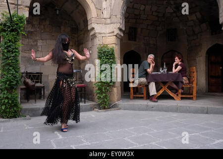 Un spectacle de danse du ventre dans un restaurant dans la ville de Bakou, capitale de l'Azerbaïdjan Banque D'Images