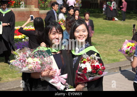 Le jour de la remise des diplômes aux étudiants de l'Université de Leeds pour deux jeunes femmes étudiants asiatiques en juillet 2015 Banque D'Images