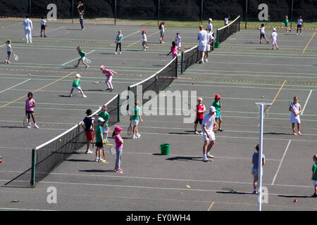 Wimbledon, Londres, Royaume-Uni. 19 juillet, 2015. Les tribunaux sont emballés comme les gens aiment à jouer au tennis à Wimbledon Park sur une belle journée chaude Crédit : amer ghazzal/Alamy Live News Banque D'Images