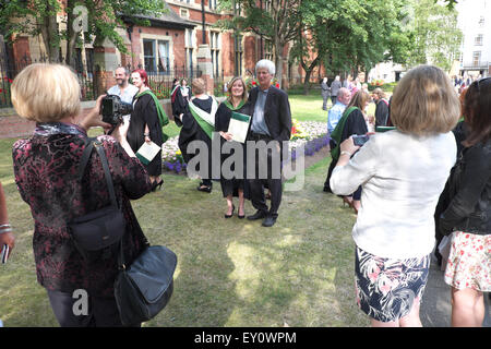 Le jour de la remise des diplômes aux étudiants de l'Université de Leeds pose d'études supérieures pour les photos avec la famille Juillet 2015 UK Banque D'Images